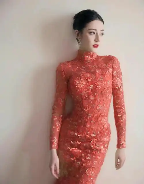 9月23日,迪丽热巴参加了冠珠瓷砖的新品发布会,旗袍装绝美