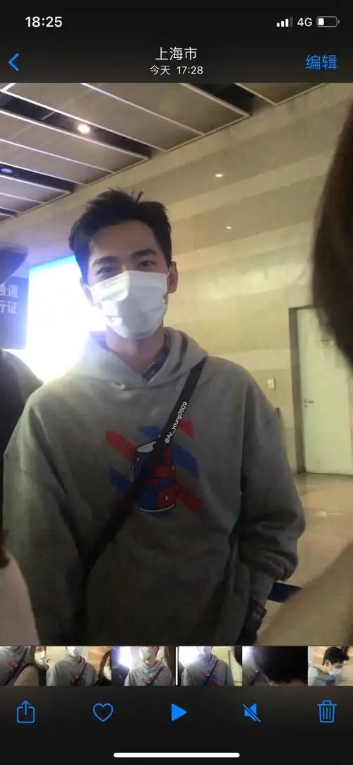今天在上海八院附近拍到了一个戴口罩的帅哥这是素人吗这颜值堪比娱乐