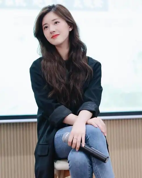 赵露思素颜走机场都这么清纯穿搭黑色棒球针织小腰瘦的惹人爱
