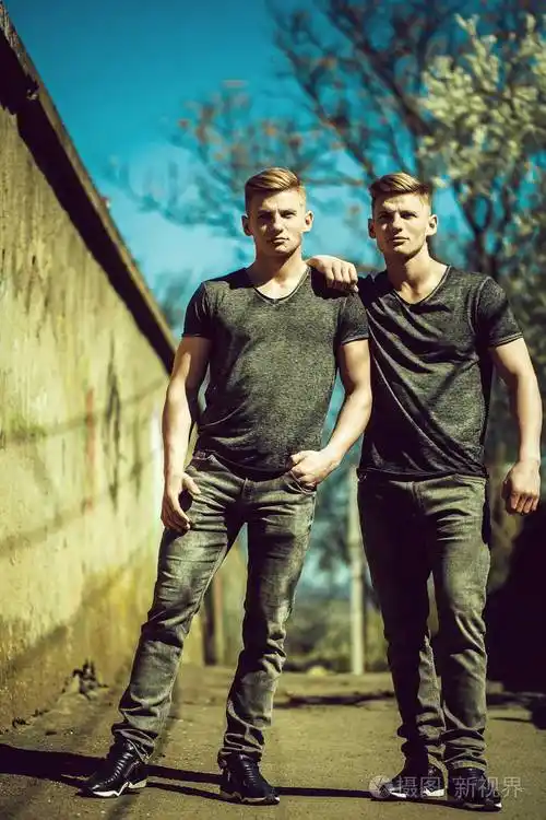 双胞胎兄弟拥抱户外