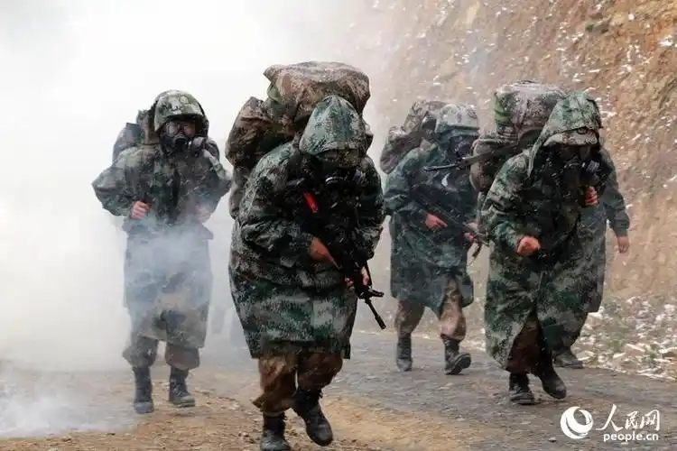 高清:14集团军冬季拉练徒步500公里穿越染毒地带