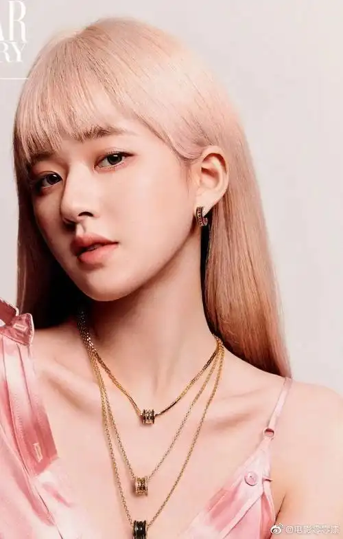 赵露思一组蜜桃发色齐刘海造型的大片释出粉发齐刘海造型……_高清