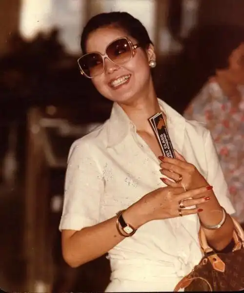 邓丽君逝世25周年,回头来看她才是贵气与时尚的先驱者,机场街拍的鼻祖