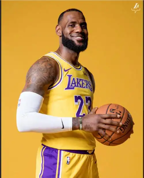 360体育-詹姆斯湖人球衣退役得到官方认可,会在3支球队退役球衣?