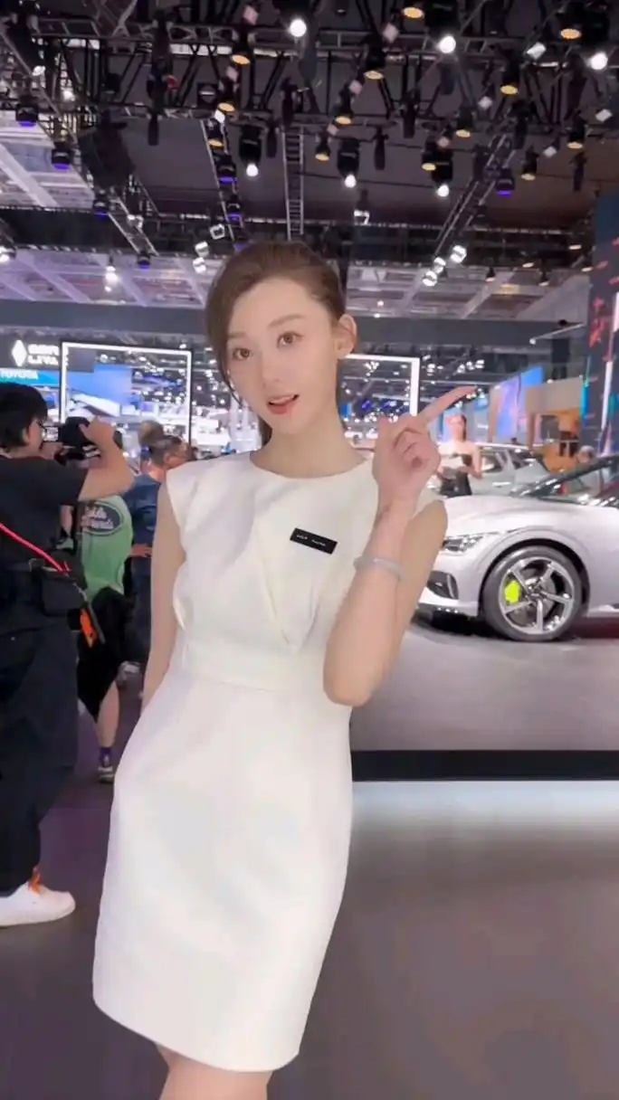 抖音十大美女车模  张芮尔  张芮尔,之前叫张骞羽,1994年出生北京朝阳