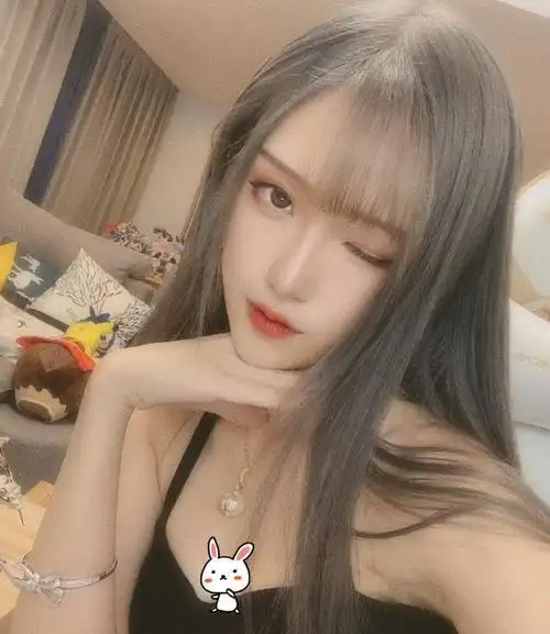 不少观众觉得:腐团儿只适合妩媚路线,她的直播间也