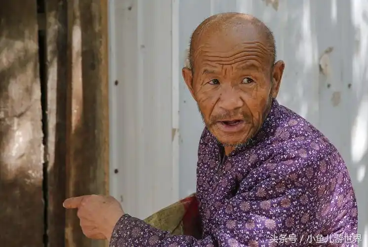 农村房子拆迁,漂亮别墅见不到了,大爷劳役10年,期盼住高楼