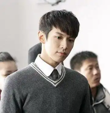 这款男生黑se桃心刘海短发发型,非常适合高中男生梳理,以剃两边短发为