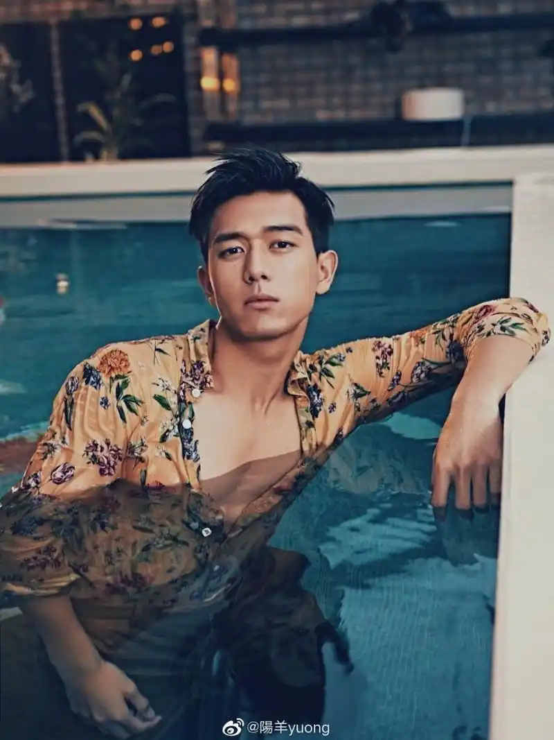 当男明星开始秀肌肉:白敬亭洗澡曝光,杨洋王一博半裸出镜!