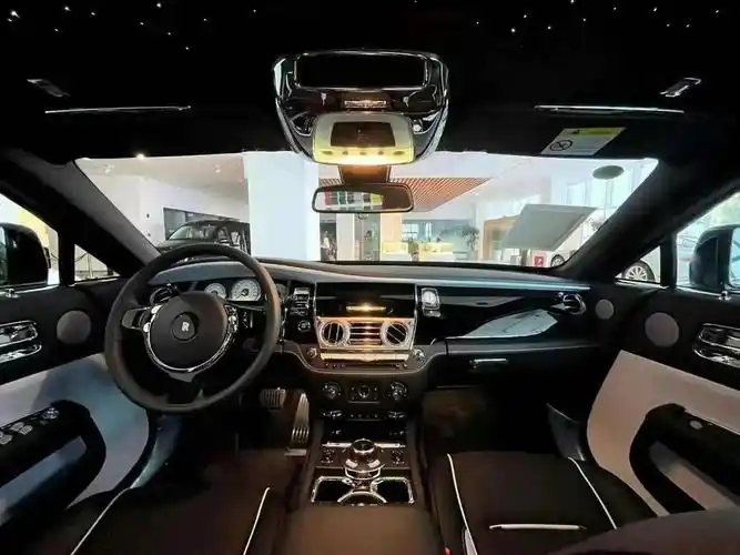 劳斯莱斯魅影随时出嫁外观钻石黑内饰黑查尔斯蓝选配20寸7幅轮毂双