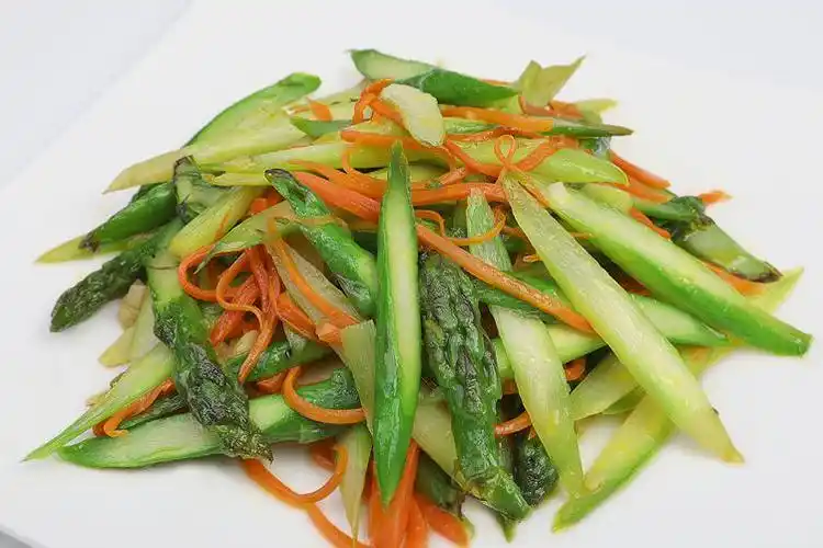 最简单的家常小菜清炒芦笋不到5块钱就能吃出健康美味