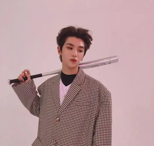 黄明昊留蔡徐坤同款发型,相似度90%,却没了个性