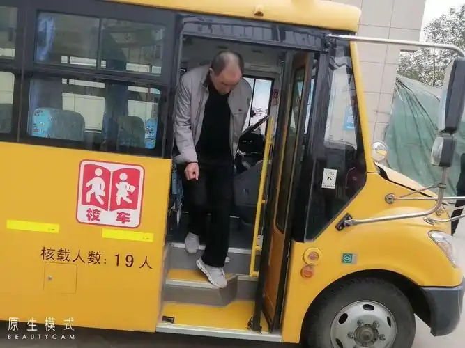 在幼儿乘坐校车前,校车司机张师傅对校车进行各项安全检查,确认安全后