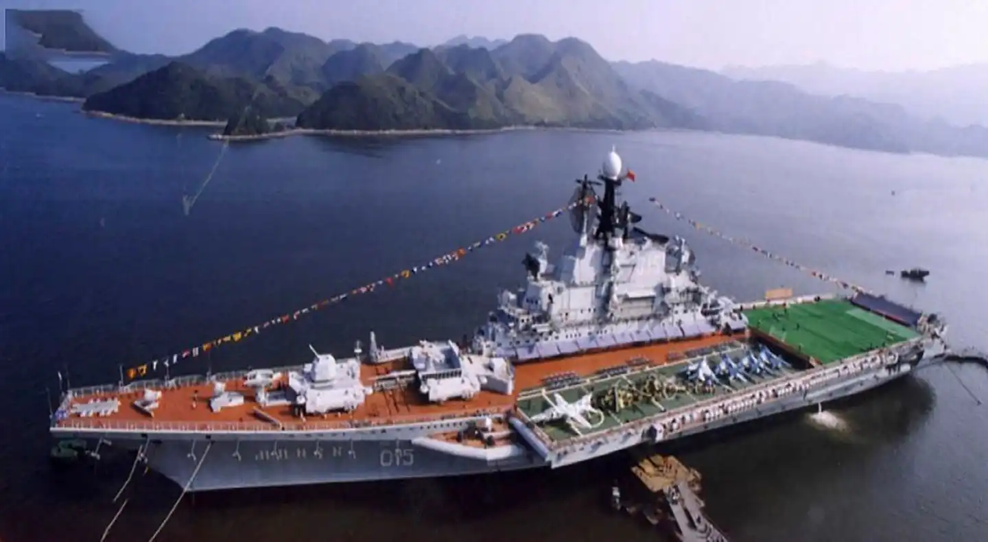 南通苏通大桥下,停泊一艘巨型军舰,有着一段难以磨灭的故事!