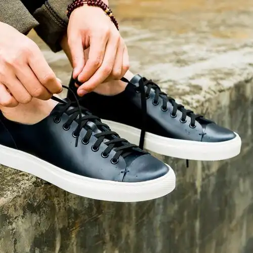 去购买 鞋也是男人的家居鞋,周末在家休息穿上皮鞋未免显得有点沉重