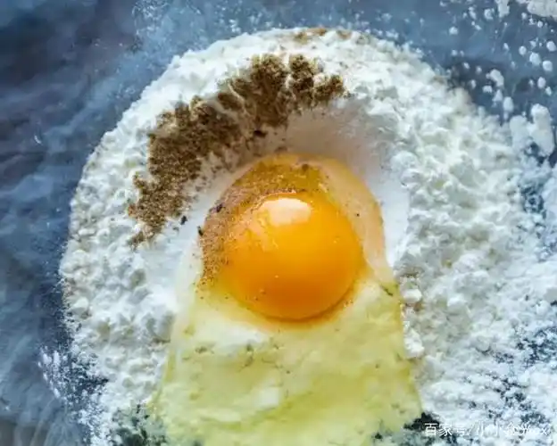 3.往面粉中加入玉米淀粉,椒盐粉,再加入1个鸡蛋,搅拌均匀.