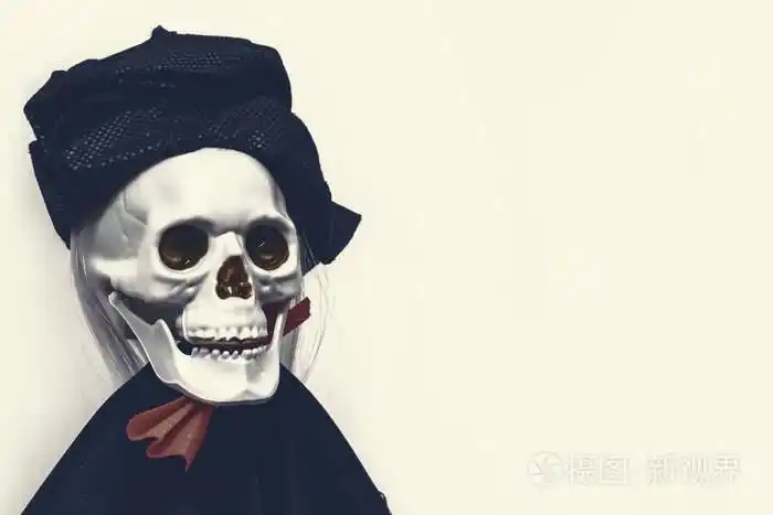 令人毛骨悚然的笑脸骷髅头,穿着万圣节狂欢节服装,白色背景,复制空间