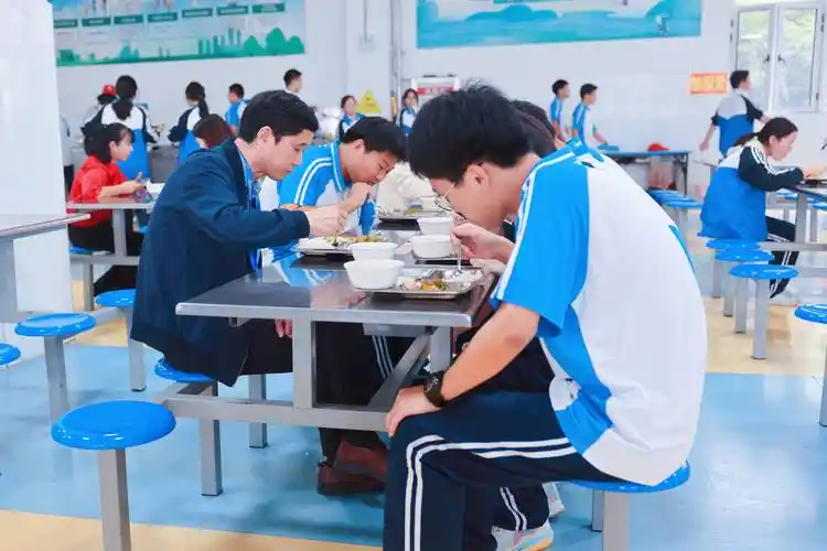 一位合肥高三毕业生眼里的母校:遇见生命中最美的风景_肥东_高中_食堂