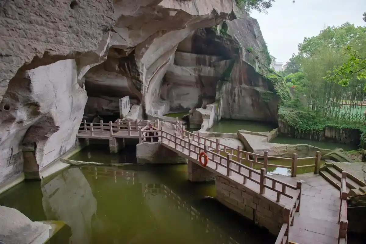 浙江省台州市三门县蛇蟠岛野人洞历史悠久,为宋朝采石遗迹
