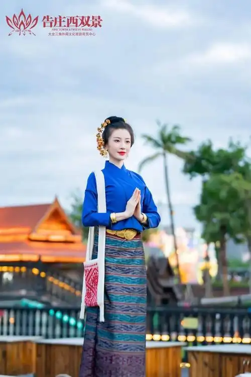 虔诚而又恭敬 摆个傣族"三道弯"的造型 那么多拍照姿势 你学会了吗?