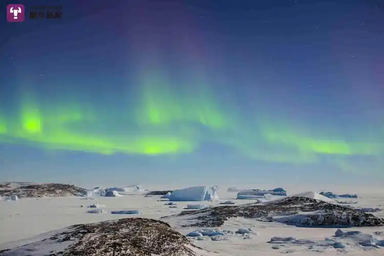 刘杨拍的南极的极光与冰山