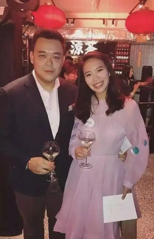 94岁李兆基升级做太外公,外孙女结婚三年后生子,全家福首度曝光