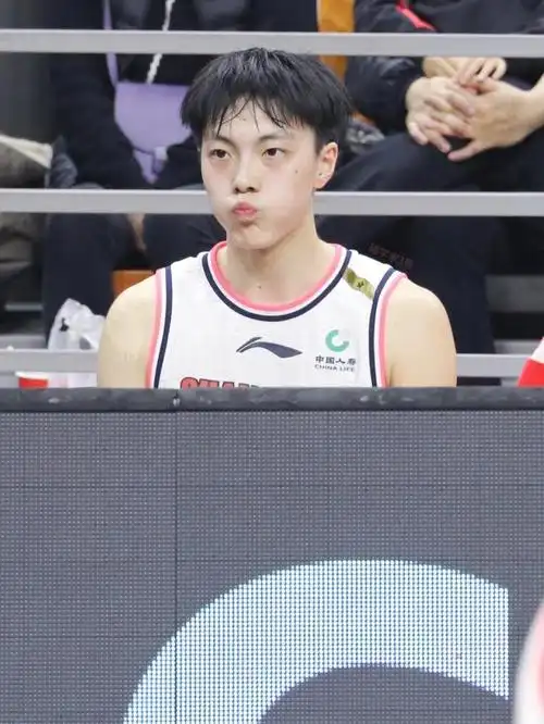 2连胜稳住局势!2人受伤离场,胡明轩轰20分_腾讯新闻