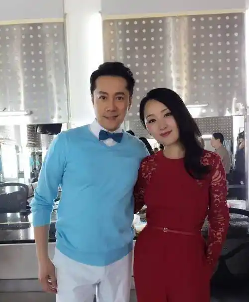 杨钰莹也太懂"减龄"了,穿西装配运动裤,气质不老反而更少女_红色_显得