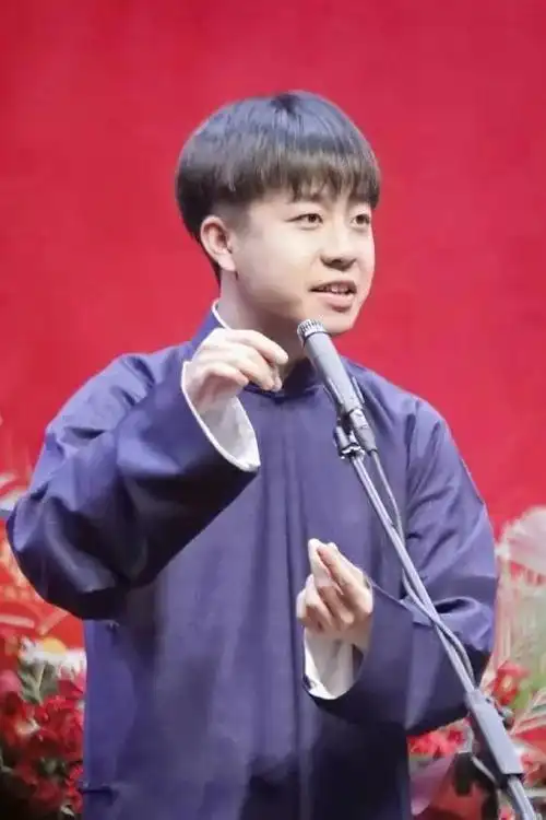 德云九队长张九龄,演出中不忘纠正队员错误,难怪师父让他做队长_腾讯