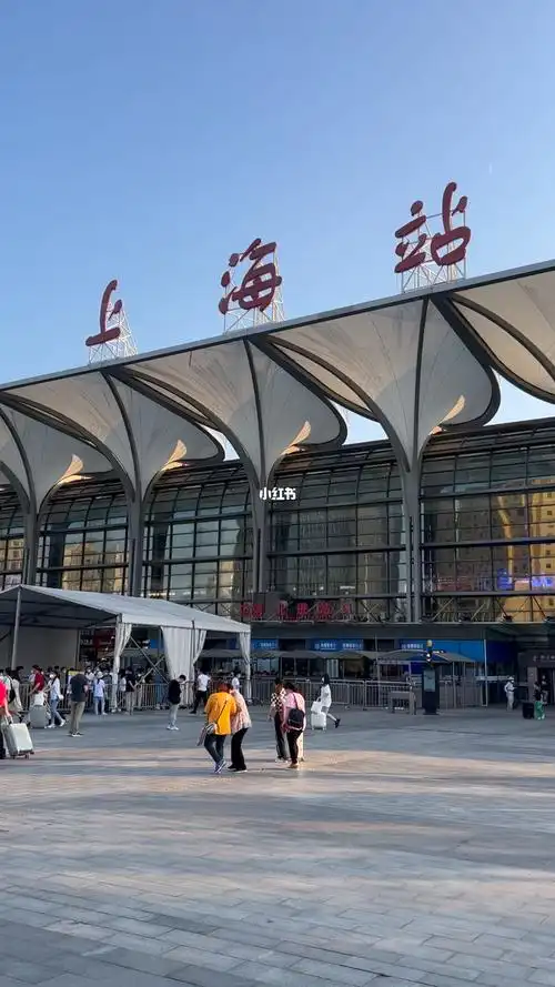 十月一号上海站五点多高铁进站人不是很多