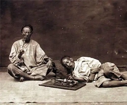 清朝人吸鸦片的真实场景:男子骨瘦如柴,女子面无表情,任人摆布