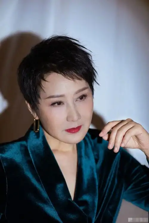 张凯丽谈获年度口碑演员奖口碑是演员的生命线