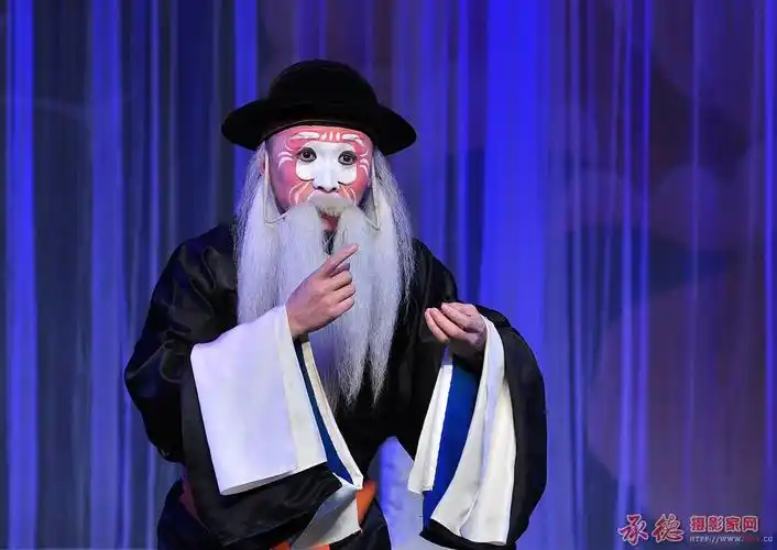 69 戏文中的丑角 寒杉杉   构图,用光均佳,曝光精准,人物表情自然