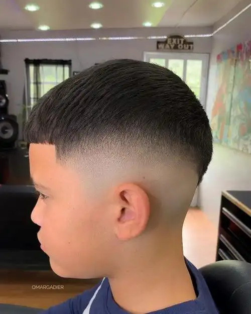 厘米之内,特别好打理,也可以在侧面加入一道简单的弧形刻线,让发型看