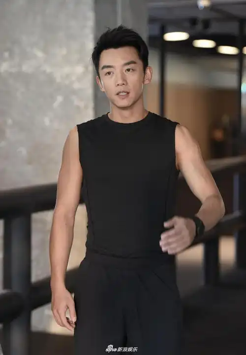 郑恺卢靖姗健身房拍摄秀肌肉 两人身材优越互动超亲密