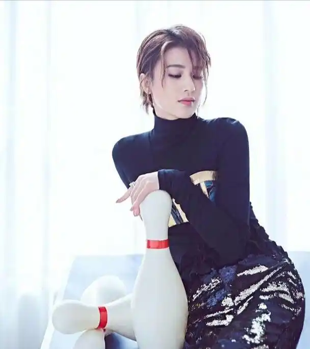 黄圣依剪短发太个性,蕾丝配小皮衣的搭配很吸引人眼球,又酷又飒