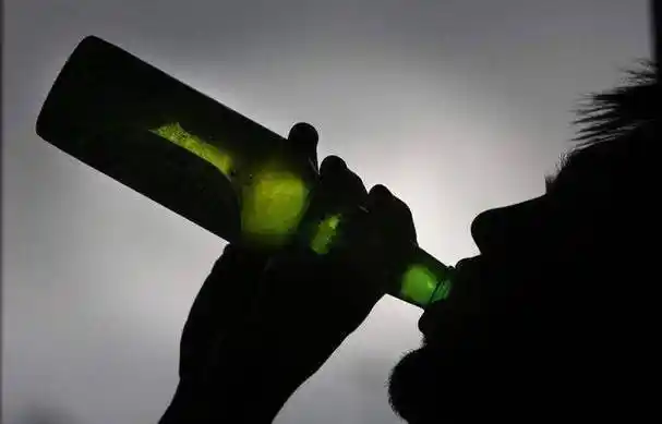 此时刘金心一段恋情破裂,他也变得更加颓废,喝得酩酊大醉,昏迷不醒.