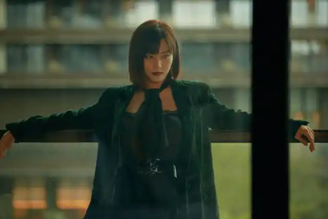 《唐探3》中的kiko现实生活中也挺个性的,涂姨妈色口红,却不丑