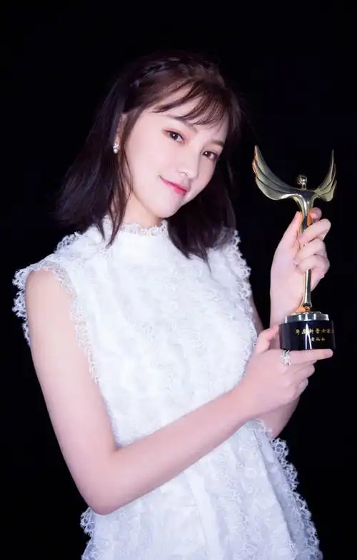 武大女神黄灿灿白裙写真尽显清新气质 笑容甜美灿烂如花