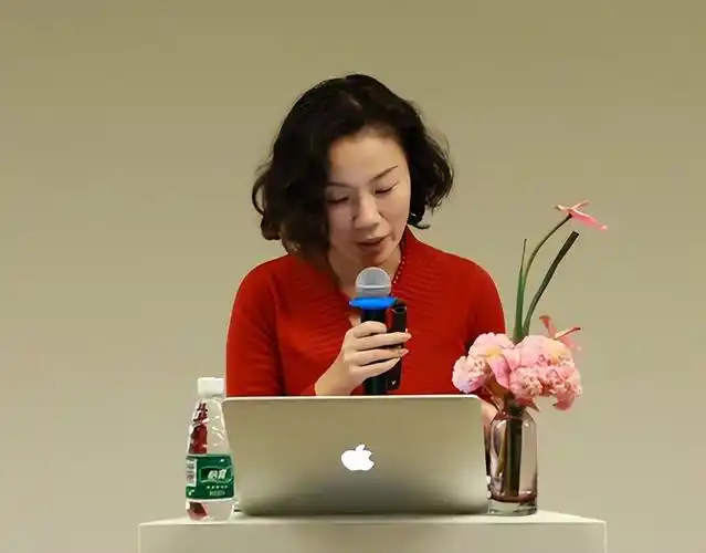 2016年,朱旭正式加入万科,担任董事会秘书.当时她领取了409.