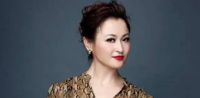 吕莹盈在剧中饰演了马春花,这个悲剧人物在剧中马春花就过得并不幸福