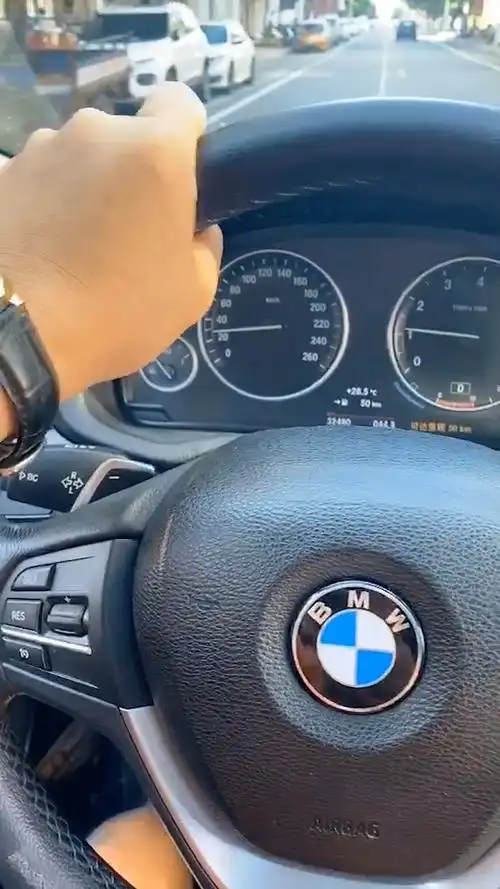 周66615开着60多万宝马x4上班啦   这个月业绩严重下滑  店里几十