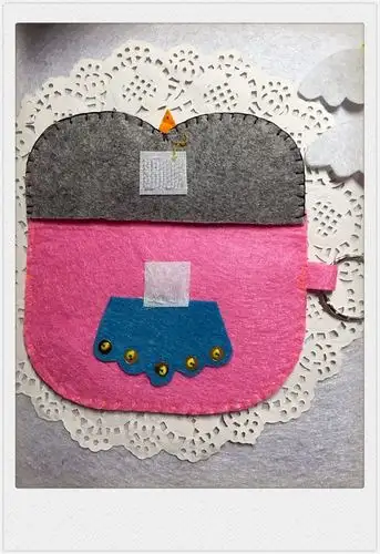 布艺作品简单的不织布多功能包包.