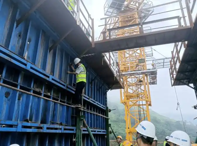 在元绿十三分部检查时,针对普村1号桥圆柱墩盖梁穿心棒标高设置以及