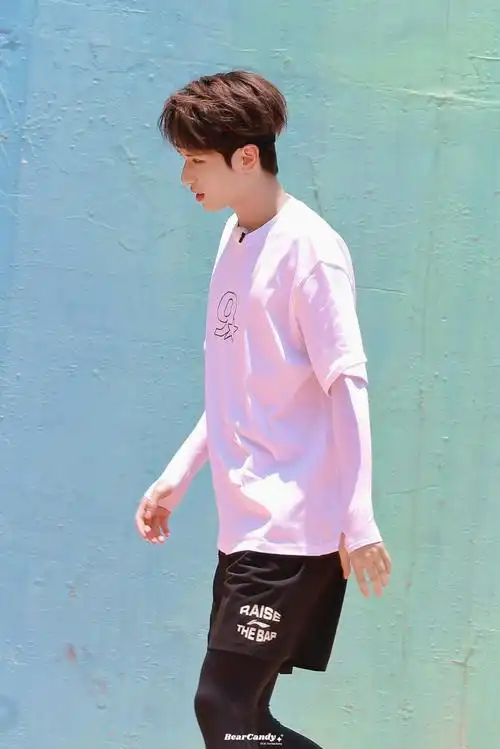 严浩翔白t黑发带造型