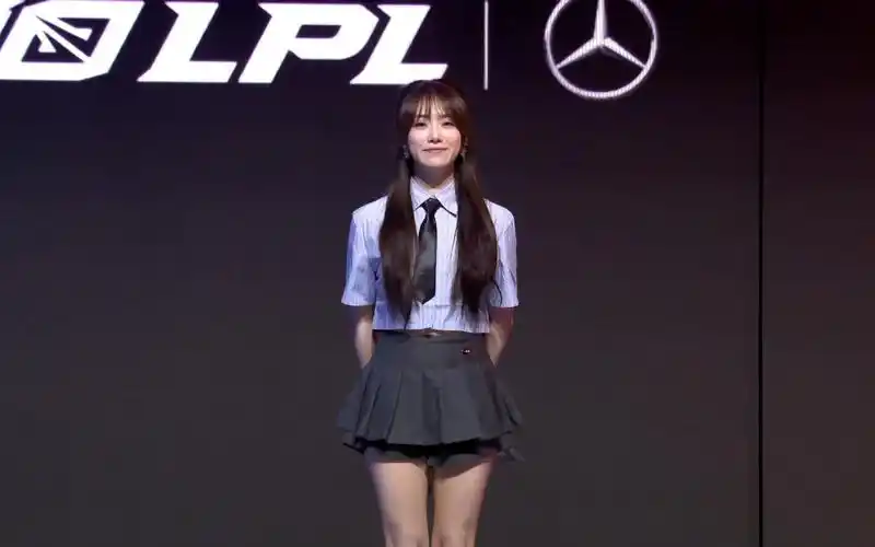 lpl每日必看:小钰jk制服
