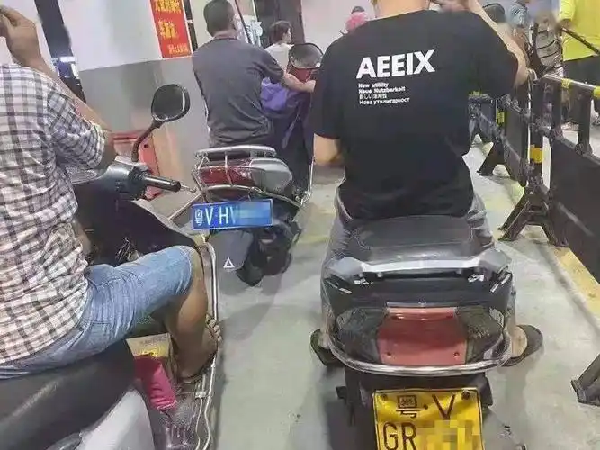 揭阳老兄摩托车悬挂汽车车牌加油,已被交警传唤!_网友