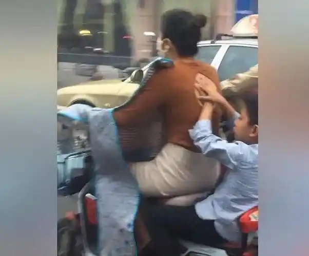 原创8岁儿子为妈妈遮风挡雨操碎了心网友护妈狂魔无疑了