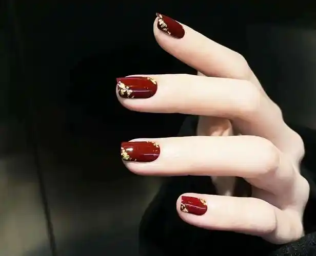 2021新款式冬季显白酒红色金箔美甲 【图】