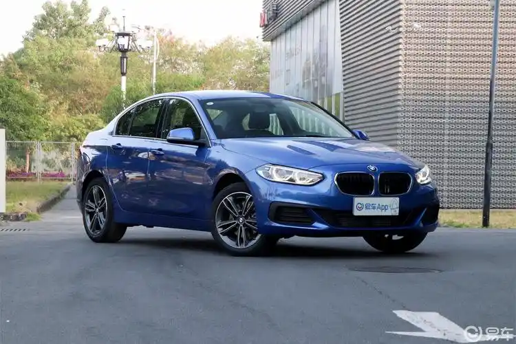 【宝马1系2020款120i 时尚版侧前45度车头向右水平汽车图片-汽车图片